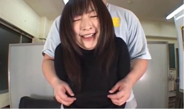 ダメぇ…乳首激弱女子がニット越しに生乳首をチネられ乳首イキ|個撮