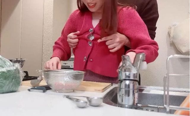 なにすんのぉ！料理中の彼女の乳首をウーマナイザー責めする素人個撮