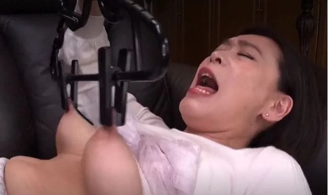 あっあ～！変態熟女がハンガーのクリップに完熟乳首を挟んで乳首イキ