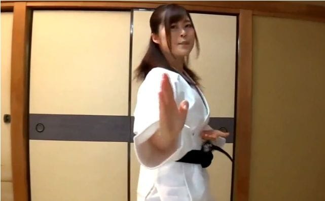 乳首に道着が擦れるだけで濡れちゃう…ドMの巨乳空手女子が乳首イキ